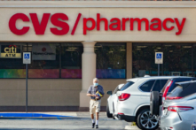 Một khách hàng lớn tuổi rời khỏi một hiệu thuốc CVS Pharmacy ở Irvine, California, ngày 11/2/2021. (Ảnh: John Fredricks/The Epoch Times)
