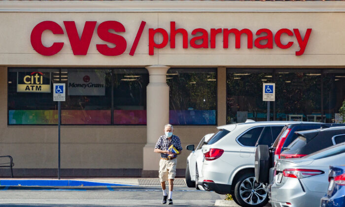 Một khách hàng lớn tuổi rời khỏi một hiệu thuốc CVS Pharmacy ở Irvine, California, ngày 11/2/2021. (Ảnh: John Fredricks/The Epoch Times)
