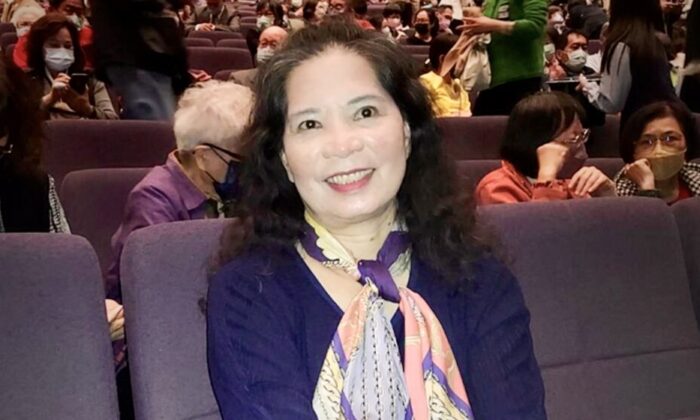 Bà Trương Nguyệt Chiêu (Chang Yueh-chao), một người chủ trì chương trình của Đài phát thanh Giáo dục Quốc gia, thưởng lãm Nghệ thuật Biểu diễn Shen Yun tại Nhà hát Trung tâm Văn hóa Chí Đức thành phố Cao Hùng, Đài Loan, hôm 28/02/2023. (Ảnh: Sun Kuo-ying/The Epoch Times)