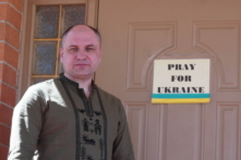 Nghị sĩ Quốc hội Ukraine Dmytro Liubota đứng bên ngoài Nhà thờ Giáo hội Chính thống St. Mary’s Protectress Ukraine ở Phoenix, hôm 12/03/2023. (Ảnh: Allan Stein/The Epoch Times)