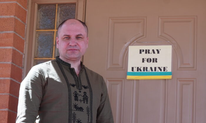 Nghị sĩ Quốc hội Ukraine Dmytro Liubota đứng bên ngoài Nhà thờ Giáo hội Chính thống St. Mary’s Protectress Ukraine ở Phoenix, hôm 12/03/2023. (Ảnh: Allan Stein/The Epoch Times)