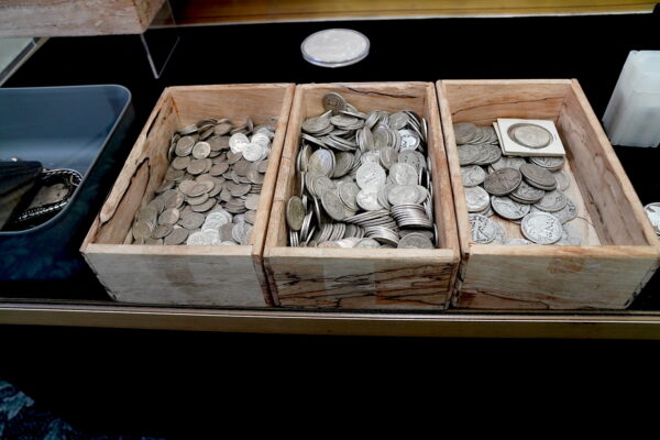 Đồng tiền xu của Hoa Kỳ được đúc với 90% là bạc, được gọi là “bạc vụn,” được mua nhiều tại cửa hàng kim ngân Coin Heaven ở Cottonwood, Arizona, hôm 20/03/2023. (Ảnh: Allan Stein/The Epoch Times)