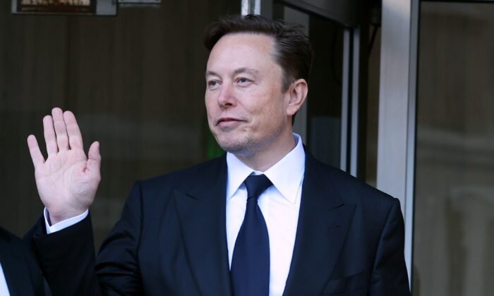 CEO Tesla Elon Musk rời Tòa nhà Liên bang Phillip Burton ở San Francisco hôm 24/01/2023. (Ảnh: Justin Sullivan/Getty Images)