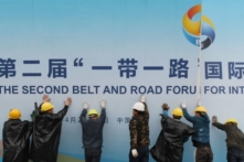 Công nhân tháo dỡ một bảng panel quảng cáo Diễn đàn Vành đai và Con đường bên ngoài địa điểm diễn ra diễn đàn này ở Bắc Kinh hôm 27/04/2019. (Ảnh: Greg Baker/AFP/Getty Images)