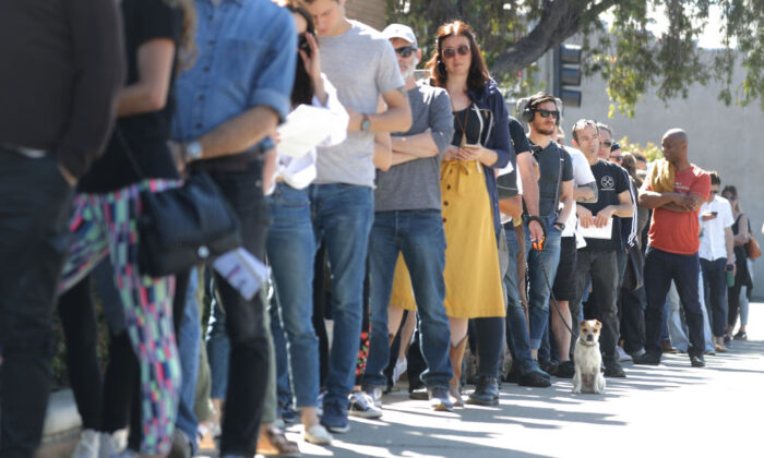 Cử tri xếp hàng chờ bỏ phiếu tại một trung tâm bỏ phiếu ở Masonic Lodge ở Los Angeles, California, vào ngày 03/03/2020. (Ảnh: Mario Tama/Getty Images)