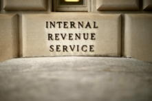 Một chi tiết trong tòa nhà trụ sở của Sở Thuế vụ (IRS) trong phần khu vực Tam giác Liên bang của Hoa Thịnh Đốn, vào ngày 27/04/2020. (Ảnh: Chip Somodevilla/Getty Images)