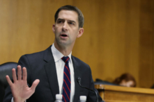 Thượng nghị sĩ Tom Cotton (Cộng Hòa-Arkansas) chất vấn Tổng Chưởng lý Hoa Kỳ Merrick Garland khi ông làm chứng tại một phiên điều trần của Ủy ban Tư pháp Thượng viện về việc giám sát Bộ Tư pháp ở Hoa Thịnh Đốn, vào ngày 27/10/2021. (Ảnh: Tasos Katopodis-Pool/Getty Images)