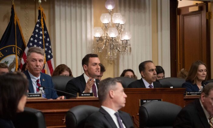Chủ tịch Mike Gallagher (Cộng Hòa-Wisconsin) trình bày trong phiên điều trần đầu tiên về an ninh quốc gia và các mối đe dọa của Trung Quốc đối với Hoa Kỳ do Ủy ban Đặc biệt của Hạ viện về Đảng Cộng sản Trung Quốc tổ chức tại Capitol Hill hôm 28/02/2023. (Ảnh: Roberto Schmidt/AFP qua Getty Images)