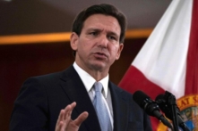 Thống đốc Florida Ron DeSantis trả lời các câu hỏi của giới truyền thông trong Nội các Florida sau bài diễn văn “Thông điệp Tiểu bang” trong phiên họp chung của Thượng viện và Hạ viện Florida tại Tòa nhà Quốc hội Tiểu bang Florida ở Tallahassee, Florida, Hôm 07/03/2023 .(Ảnh: Cheney Orr/AFP qua Getty Images)