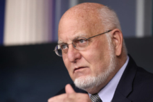 Ủy viên Robert Redfield của Trung tâm Kiểm soát và Phòng ngừa Dịch bệnh (CDC) trình bày trong một cuộc họp báo của Lực lượng Đặc nhiệm Chống Virus Corona của Tòa Bạch Ốc trong Phòng họp báo James Brady tại Tòa Bạch Ốc ở Hoa Thịnh Đốn, vào ngày 19/11/2020. (Ảnh: Tasos Katopodis/Getty Images)