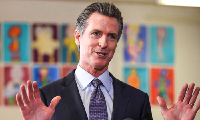 Thống đốc tiểu bang California Gavin Newsom nói trong cuộc họp báo sau cuộc gặp gỡ với các học sinh tại Trường Trung học James Denman ở San Francisco vào ngày 01/10/2021. (Ảnh: Justin Sullivan/Getty Images)