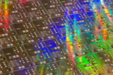 Cận cảnh một tấm bán dẫn silicon được trưng bày tại Viện Nghiên cứu Chất bán dẫn Đài Loan ở Tân Trúc, Đài Loan, hôm 16/09/2022. (Ảnh: Annabelle Chih/Getty Images)