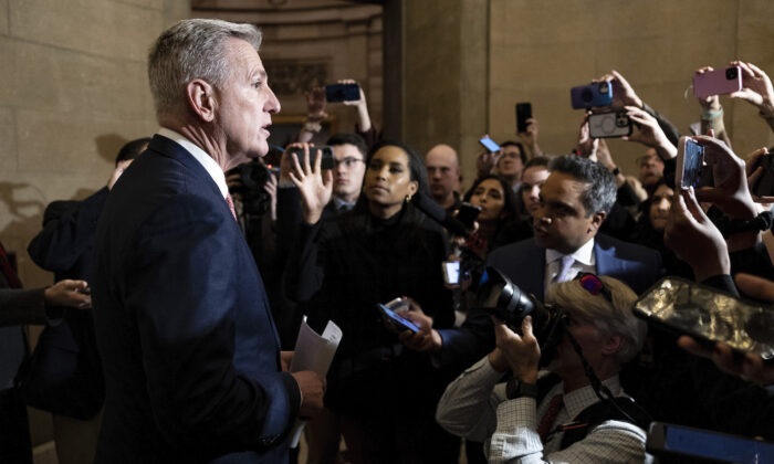 Chủ tịch Hạ viện Kevin McCarthy (Cộng Hòa-California) nói chuyện với các phóng viên bên ngoài văn phòng của ông tại Điện Capitol Hoa Kỳ ở Hoa Thịnh Đốn, hôm 07/03/2023. (Ảnh: Anna Moneymaker/Getty Images)