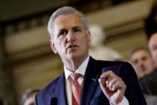 Chủ tịch Hạ viện Kevin McCarthy (Cộng Hòa-California) diễn thuyết tại lễ ký dự luật của dự luật H.J. Res. 26 tại Tòa nhà Điện Capitol Hoa Kỳ ở Hoa Thịnh Đốn hôm 10/03/2023. (Ảnh: Anna Moneymaker/Getty Images)