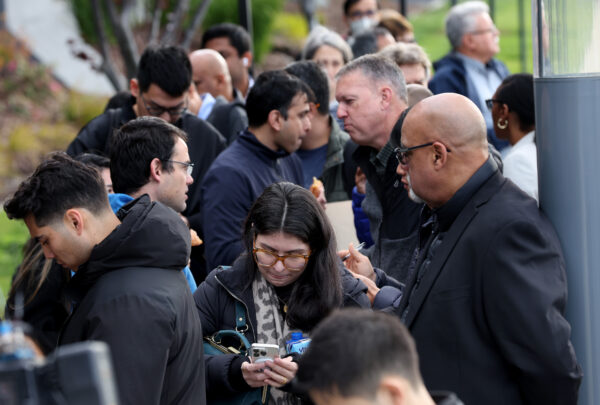 Người gửi tiền xếp hàng bên ngoài một văn phòng Silicon Valley Bank ở Santa Clara, tiểu bang California, hôm 13/03/2023. (Ảnh: Justin Sullivan/Getty Images)
