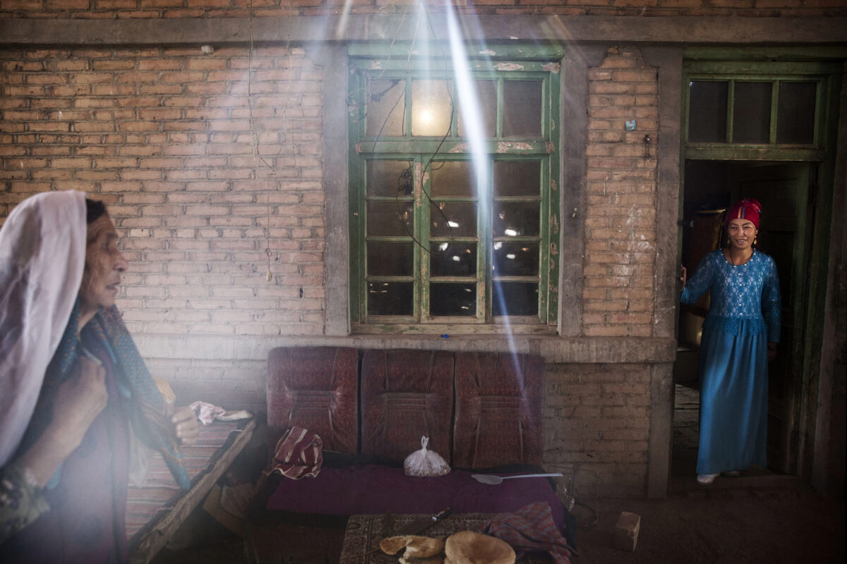 Những người phụ nữ Duy Ngô Nhĩ chờ du khách đến dùng bữa ngày lễ trong Lễ hội Corban ở huyện Turpan, tỉnh Tân Cương, Trung Quốc, hôm 13/09/2016. (Ảnh: Kevin Frayer/Getty Images)