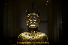 Vua Charlemagne là vĩ nhân đầu tiên của hành động trỗi dậy khỏi thời kỳ đen tối kể từ khi thế giới La Mã sụp đổ … nếu thiếu vắng đi chiến dịch không ngơi nghỉ của Charlemagne, chúng ta có lẽ đã không bao giờ có được ý niệm về một châu u hợp nhất, chúng ta đã đạt được điều đó trong đường tơ kẽ tóc,” Sir Kenneth Clark nói trong tập “Skin of Our Teeth” (Đường tơ kẽ tóc) trong loạt phim tài liệu truyền hình “Civilisation” năm 1969 của ông. (Ảnh: Sascha Schuermann/Getty Images)