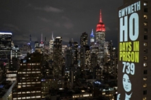 Ở bên ngoài một tòa nhà cao tầng ở Manhattan, New York, khuôn mặt của các nữ nhà hoạt động dân chủ được chiếu vào đêm trước Ngày Quốc tế Phụ nữ hôm 08/03/2023. Bức ảnh này cho thấy cựu thành viên Hội đồng Lập pháp Mao Mạnh Tĩnh (Claudia Mo Man-ching) và số ngày bà bị tạm giam: 739 ngày. (Ảnh: Đăng dưới sự cho phép của Tổ chức Ủy ban vì Tự do ở Hồng Kông)