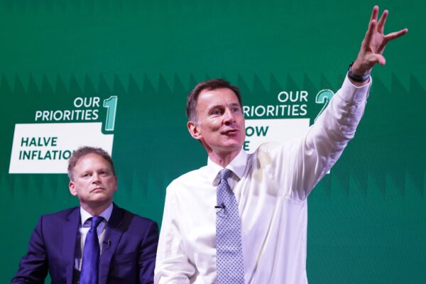 Bộ trưởng Tài chính Jeremy Hunt (phải), cùng với Bộ trưởng Năng lượng Grant Shapps, nói chuyện tại một cuộc họp của các nhà lãnh đạo cao cấp từ khắp các ngành công nghiệp xanh của Vương quốc Anh tại Công viên Olympic Queen Elizabeth, phía đông London, hôm 21/02/2023. (Ảnh: Stefan Rousseau/PA Media )