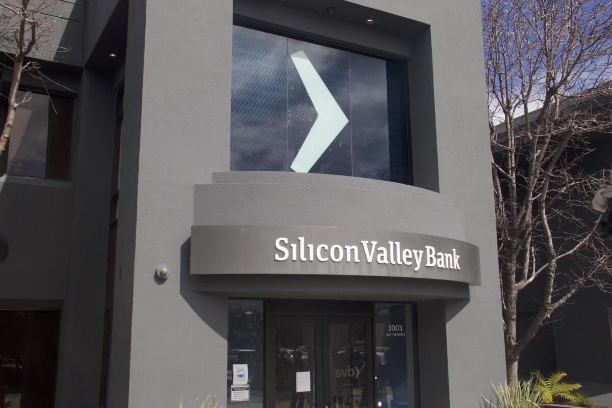 Trụ sở Silicon Valley Bank đã bị đóng cửa ở Santa Clara, California, hôm 13/03/2023. (Ảnh: Vivian Yin/The Epoch Times)