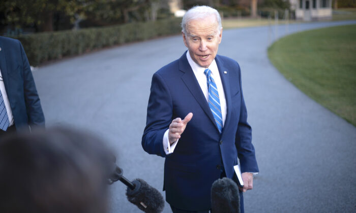 Tổng thống Joe Biden bên ngoài Tòa Bạch Ốc ở Hoa Thịnh Đốn, hôm 01/03/2023. (Ảnh: Win McNamee/Getty Images)