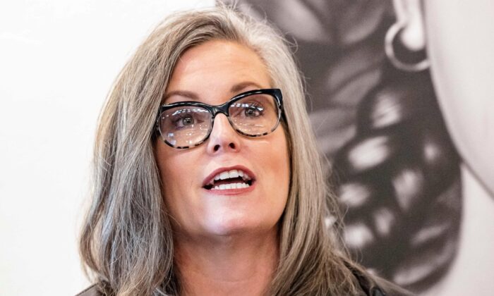Thống đốc Arizona Katie Hobbs, khi đó là một ứng cử viên, tham dự một hội nghị bàn tròn ở Phoenix, Arizona, vào ngày 27/10/2022. (Ảnh: Olivier Touron/AFP qua Getty Images)