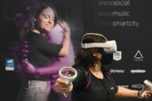 Một người tham dự trình diễn áo vest Owo, cho phép người dùng cảm nhận được các cảm giác trên cơ thể trong các trải nghiệm metaverse (siêu vũ trụ ảo) như trò chơi thực tế ảo, bao gồm gió, tiếng súng, hoặc cú đấm, tại Triển lãm Điện tử Tiêu dùng (CES) ở Las Vegas, Nevada, vào ngày 05/01/2022. (Ảnh: Patrick T. Fallon/AFP qua Getty Images)