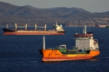 Tàu chở dầu thô RN Polaris và một tàu chở hàng rời đang di chuyển ở Vịnh Nakhodka gần thành phố cảng Nakhodka, Nga, hôm 04/12/2022. (Ảnh: Tatiana Meel/Reuters)