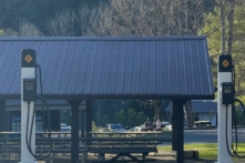 Bộ sạc Rivian được lắp đặt tại Công viên Tiểu bang Fall Creek Falls ở Pikeville, Tennessee, được nhìn thấy ở đây vào tháng 03/2023, như một phần của sự hợp tác giữa Các Công viên Tiểu bang Tennessee (Tennessee State Parks) và Rivian. (Ảnh: Chase Smith/The Epoch Times)