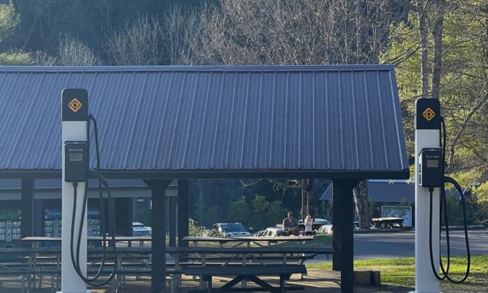 Bộ sạc Rivian được lắp đặt tại Công viên Tiểu bang Fall Creek Falls ở Pikeville, Tennessee, được nhìn thấy ở đây vào tháng 03/2023, như một phần của sự hợp tác giữa Các Công viên Tiểu bang Tennessee (Tennessee State Parks) và Rivian. (Ảnh: Chase Smith/The Epoch Times)
