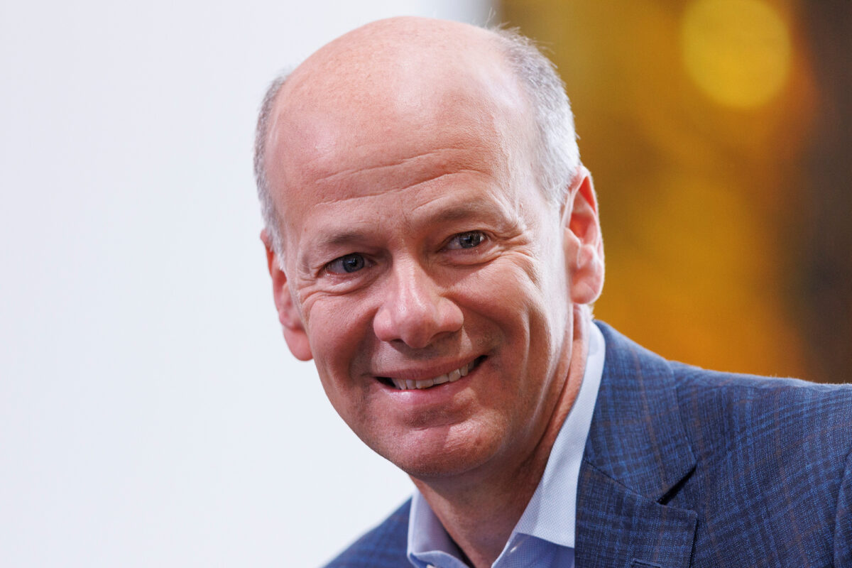 Ông Greg Becker, khi đó là chủ tịch kiêm giám đốc điều hành của Ngân hàng Thung lũng Silicon, trình bày tại Hội nghị Toàn cầu của Viện Milken năm 2022 ở Beverly Hills, California, ngày 03/05/2022. (Ảnh: Mike Blake/Reuters)