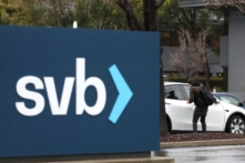 Một nhân viên lên xe sau khi đến làm việc tại trụ sở của Ngân hàng Thung lũng Silicon (SVB) đã đóng cửa ở Santa Clara, California, hôm 10/03/2023. (Ảnh: Justin Sullivan/Getty Images)