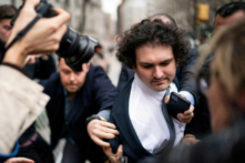 Cựu Giám đốc điều hành FTX Sam Bankman-Fried, người phải đối mặt với cáo buộc gian lận liên quan đến sự sụp đổ của sàn giao dịch mã kim bị phá sản FTX, đến tòa án liên bang Manhattan ở New York, hôm 16/02/2023. (Ảnh: Eduardo Munoz/Reuters)