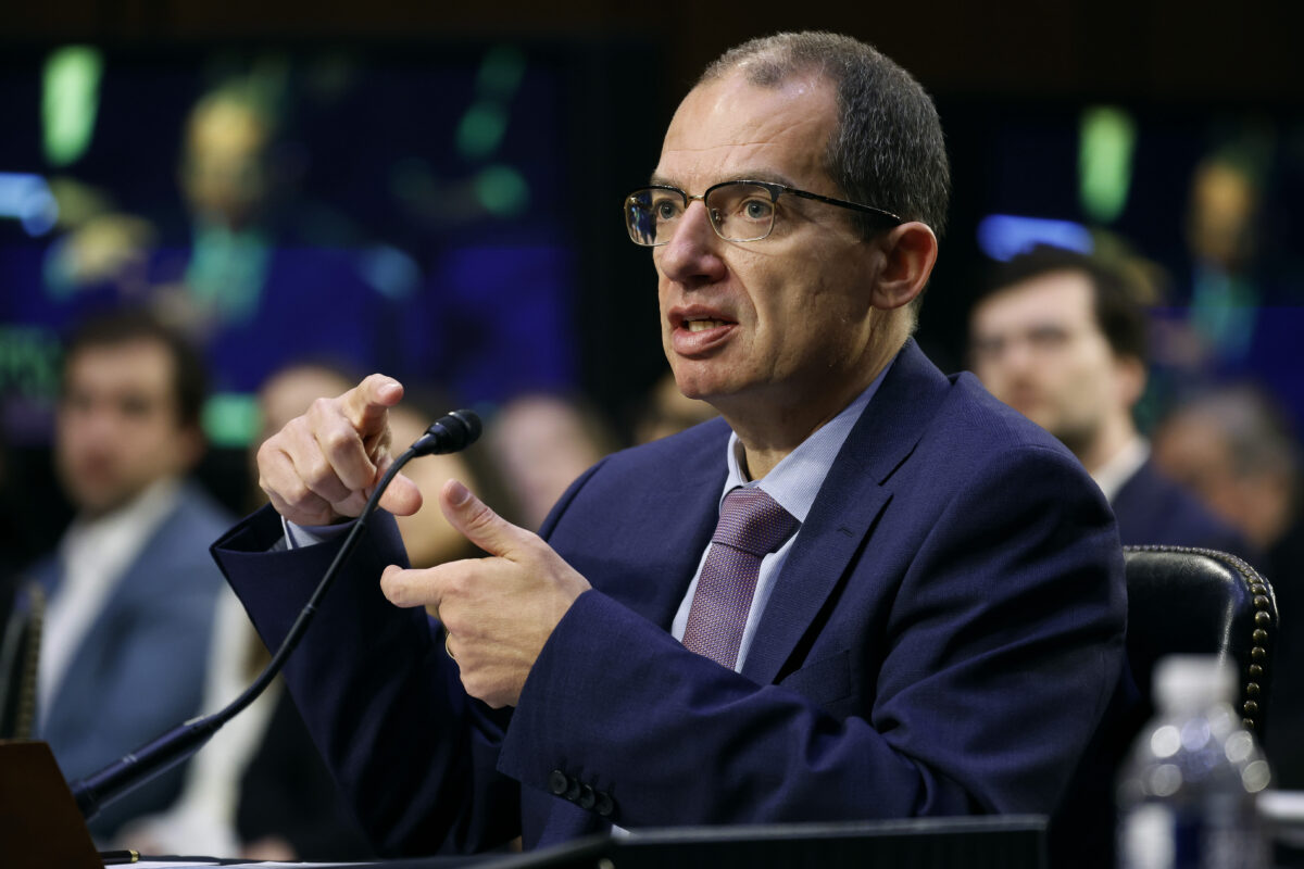 Tổng giám đốc Moderna Stéphane Bancel điều trần trước Ủy ban Y tế, Giáo dục, Lao động, và Lương hưu của Thượng viện tại Tòa nhà Văn phòng Thượng viện Hart trên Capitol Hill, hôm 22/03/2023. (Ảnh: Chip Somodevilla/Getty Images)