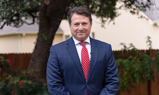 Ông Todd Bensman, tác giả của cuốn sách “Overrun: How Joe Biden Unleashed the Greatest Border Crisis in U.S. History” (tạm dich: Tràn vào ồ ạt: Cách Mà Ông Joe Biden Mở ra Cuộc Khủng Hoảng Biên Giới Nghiêm Trọng Nhất Trong Lịch Sử Hoa Kỳ) gần Austin, Texas, vào ngày 18/11/2022. (Ảnh: Jack Wang/The Epoch Times)