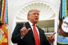 Tổng thống Donald Trump dừng lại để trả lời câu hỏi của một phóng viên về một người tố cáo tại Tòa Bạch Ốc ở Hoa Thịnh Đốn vào ngày 30/09/2019. (Ảnh: Chip Somodevilla/Getty Images)