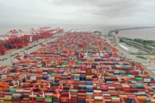 Ảnh chụp từ trên không cho thấy các container vận chuyển xếp chồng lên nhau tại Cảng nước sâu Dương Sơn ở Thượng Hải, Trung Quốc, vào ngày 19/05/2021. (Ảnh: Shen Chunchen/VCG qua Getty Images)