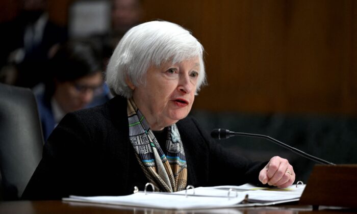 Bộ trưởng Ngân khố Janet Yellen điều trần trước Ủy ban Tài chính Thượng viện về yêu cầu ngân sách được đề nghị cho năm 2024, tại Điện Capitol ở Hoa Thịnh Đốn, hôm 16/03/2023. (Ảnh: Andrew Caballero-Reynolds/AFP qua Getty Images)
