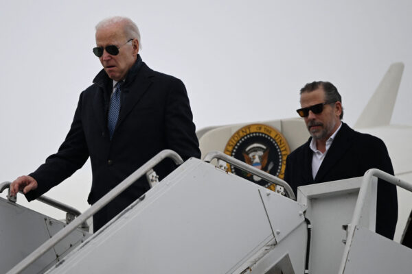 Tổng thống Joe Biden, cùng con trai Hunter Biden, đến Căn cứ Lực lượng Phòng không Quốc gia Hancock Field ở Syracuse, New York, hôm 04/02/2023. (Ảnh: Andrew Caballero-ReynoldsAFP qua Getty Images)