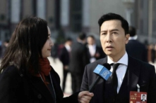 Diễn viên Chân Tử Đan (Donnie Yen Ji-dan), tham dự lễ khai mạc phiên họp đầu tiên của cuộc họp chính trị thường niên của Đảng Cộng sản Trung Quốc được gọi là Kỳ họp Lưỡng hội hôm 04/03/2023. Kỳ họp này sẽ triệu tập các nhà lãnh đạo và các nhà lập pháp để thiết lập nghị trình của chế độ này trong năm nay. (Ảnh: Lintao Zhang/Getty Images)