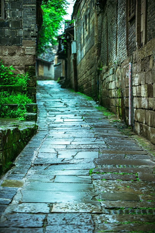 Linh hồn Vương Định Vinh tự do lang thang trong xóm, nhắm hướng đến nơi muốn đi. (Ảnh: Shutter Stock)