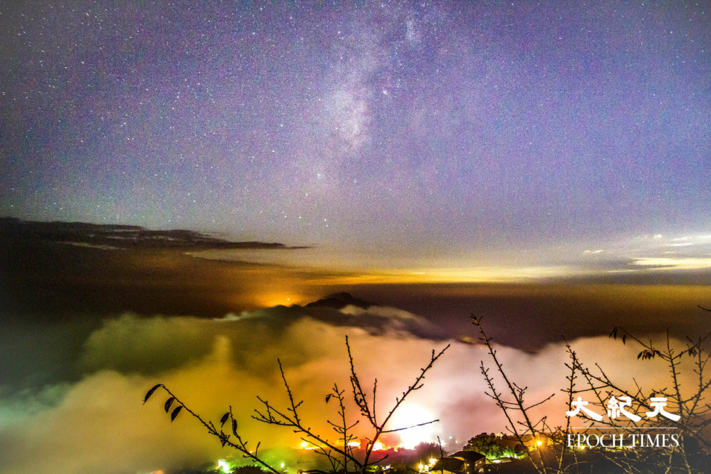 20Dải Ngân Hà tại giao lộ đường cao tốc A Lý Sơn 61K và đường công nghiệp Lạc Sơn 156 ở A Lý Sơn, Đài Loan. (Ảnh: Vương Gia Ích / Epoch Times)