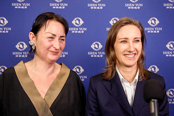 Bà Iwona Wierzchucka (trái) và bà Ilona Łojewska thưởng lãm buổi biểu diễn đầu tiên của Đoàn Nghệ thuật Shen Yun Toàn cầu trong mùa lưu diễn này tại Nhà hát Opera của Trung tâm Giao lưu Văn hóa, Lublin hôm 02/03/2023. (Ảnh: NTD)