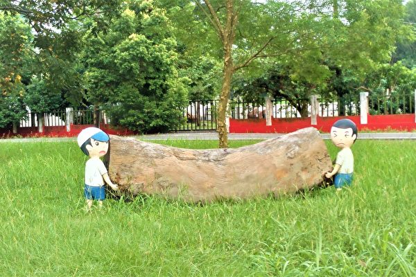 Nếu giữ được một trái tim thiện lương, quý vị sẽ bao dung hơn; nếu biết nghĩ nhiều hơn cho người khác, quý vị sẽ có thể buông bỏ những oán hận trong lòng. (Ảnh: Tăng Yến Quân / Epoch Times)