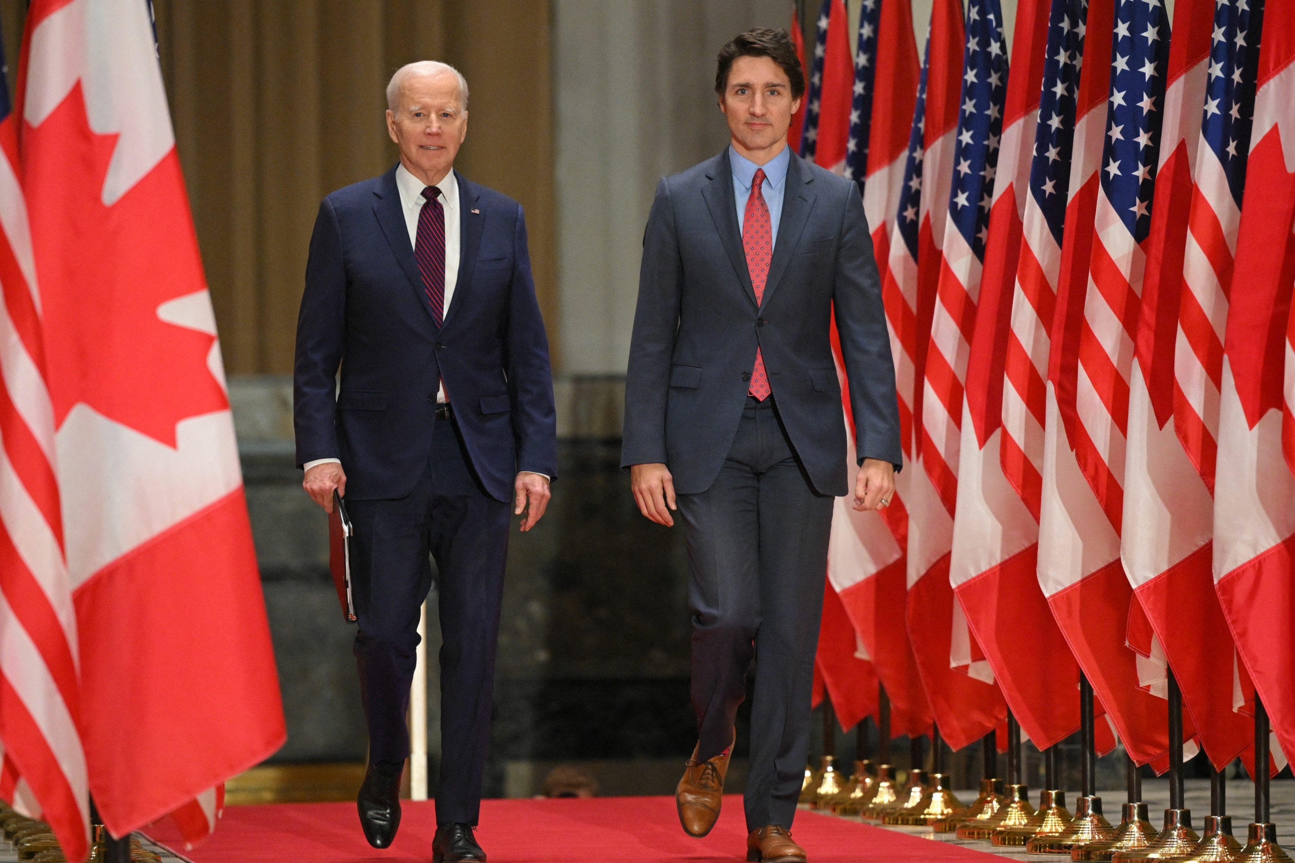 Tổng thống Joe Biden (trái) và Thủ tướng Canada Justin Trudeau đến dự cuộc họp báo chung tại Tòa nhà Sir John A. Macdonald ở Ottawa, Canada, hôm 24/03/2023. (Ảnh: Mandel Ngân/AFP/Getty Images)