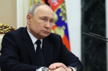 Tổng thống Nga Vladimir Putin lắng nghe Bộ trưởng Giao thông Nga Vitaly Savelyev trong cuộc gặp của họ tại Moscow, Nga, hôm 25/03/2023. (Ảnh: Gavriil Grigorov, Sputnik, Kremlin Pool Photo qua AP)