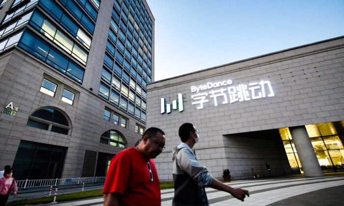 Người dân đi ngang qua trụ sở của ByteDance, công ty mẹ của ứng dụng chia sẻ video TikTok, tại Bắc Kinh vào ngày 16/09/2020. (Ảnh: Greg Baker/AFP qua Getty Images)