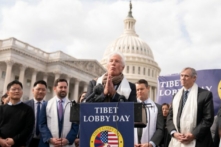 Diễn viên kiêm Chủ tịch Chiến dịch Quốc tế vì Tây Tạng Richard Gere (Giữa) nói chuyện trong một cuộc họp báo lưỡng đảng để nêu bật hoàn cảnh khó khăn của người Tây Tạng, trên Capitol Hill ở Hoa Thịnh Đốn, hôm 28/03/2023. (Ảnh: Stefani Reynolds/AFP qua Getty Images)