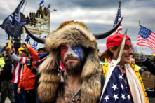 Ông Jacob Chansley bên ngoài Điện Capitol Hoa Kỳ ở Hoa Thịnh Đốn vào ngày 06/01/2021. (Ảnh: Brent Stirton/Getty Images)