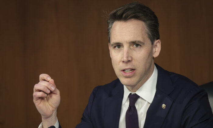 Thượng nghị sĩ Josh Hawley (Cộng Hòa-Missouri) nói chuyện trong một cuộc họp công việc của Ủy ban Tư pháp Thượng viện tại Capitol Hill ở Hoa Thịnh Đốn, vào ngày 04/04/2022. (Ảnh: Win McNamee/Getty Images)